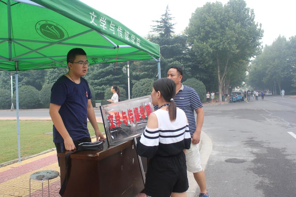 志愿者热情解答家长员工的问题 志愿者热情解答家长员工的问题